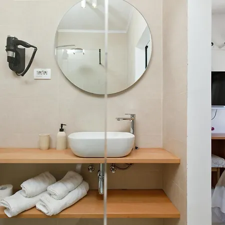 ルームズ ビンカ チューダー ゲストハウス